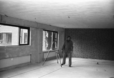 850893 Afbeelding van een bouwvakker aan het werk op de nieuwbouw van het verzorgingstehuis Beukenstein (Hoofdstraat ...